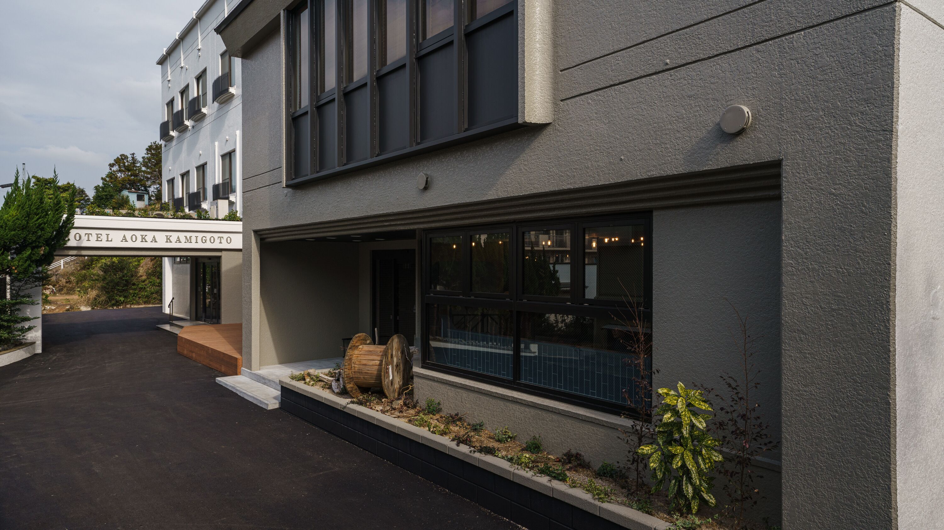 Una entrada de hotel moderna con un letrero que dice "HOTEL AOKA KAMIGOTO".