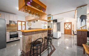 Kühlschrank, Mikrowelle, Herdplatte, Geschirrspüler
