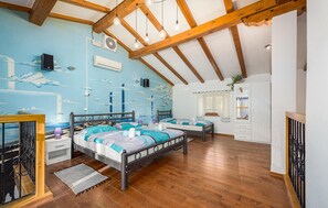 3 chambres, coffres-forts dans les chambres, lit parapluie