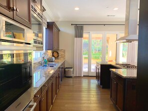Fridge, microwave, oven, stovetop - Spectacular Private Villa at Gated Community Near Rancho Santa Fe (San Diego)