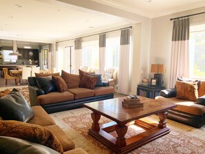 TV, fireplace - Spectacular Private Villa at Gated Community Near Rancho Santa Fe (San Diego)