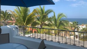 A balcony with a view of palm trees and the ocean. - Luxurious Condo with Ocean view near to San Jose (San Jos é del Cabo)