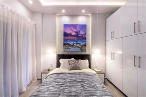 2 Schlafzimmer, Schreibtisch, schallisolierte Zimmer