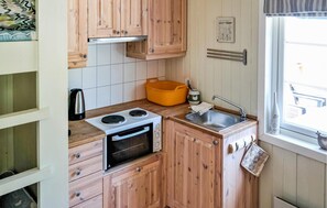 Fridge, oven, stovetop, coffee/tea maker