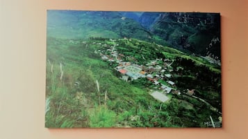 Vista aérea de un pueblo con casas y una plaza central.