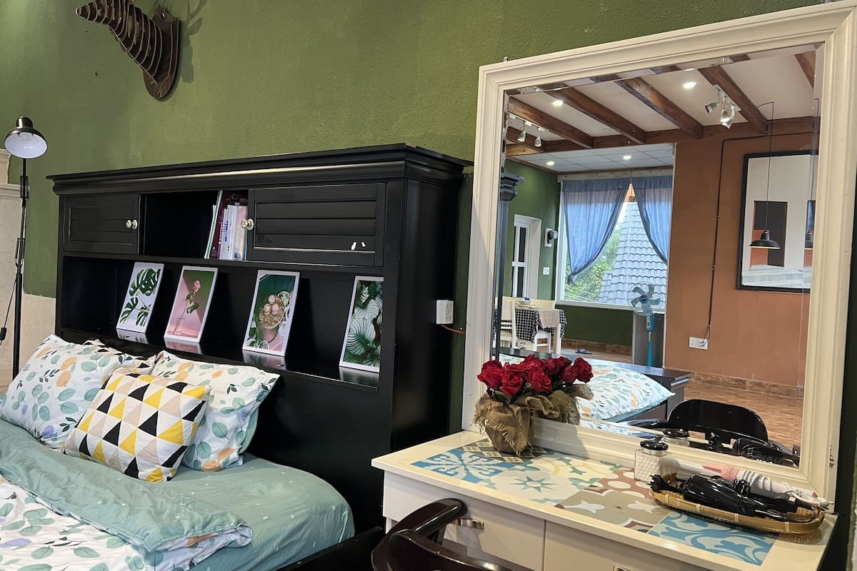 Executive Studio Suite | Iron/ironing board, free WiFi