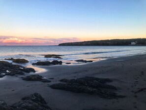 En la playa, camastros y toallas de playa