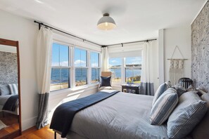 3 habitaciones, escritorio y tabla de planchar con plancha