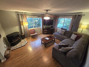 Smart TV, fireplace - Treetop Chalet-4 Mins to DT AVL, 10 Mins to Blue Ridge Parkway, Dog Friendly, FP (Asheville)