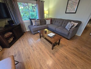 Smart TV, fireplace - Treetop Chalet-4 Mins to DT AVL, 10 Mins to Blue Ridge Parkway, Dog Friendly, FP (Asheville)