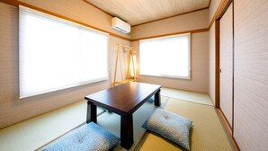 A traditional Japanese room with tatami flooring, a low table, and shoji screens. - Cozy Vacation Stay Fuji Kawaguchiko (Fujikawaguchiko)