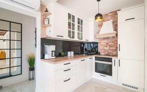 Fridge, microwave, stovetop, dishwasher