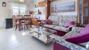 Un salon comprenant un canapé, une table basse et un coin repas avec des chaises.