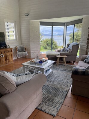 TV, fireplace, DVD player, books - Lakefront@Tyrolean House Waterfront EAST JINDABYNE (East Jindabyne)