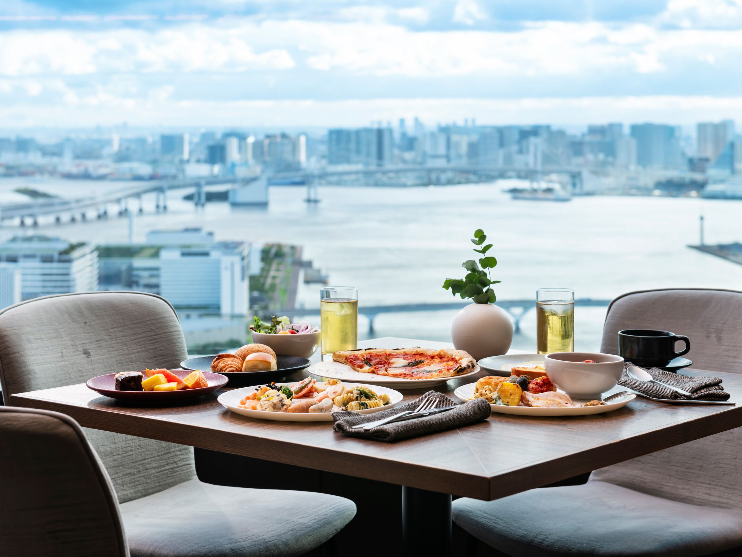 daily buffet breakfast (jpy 3300 per person)