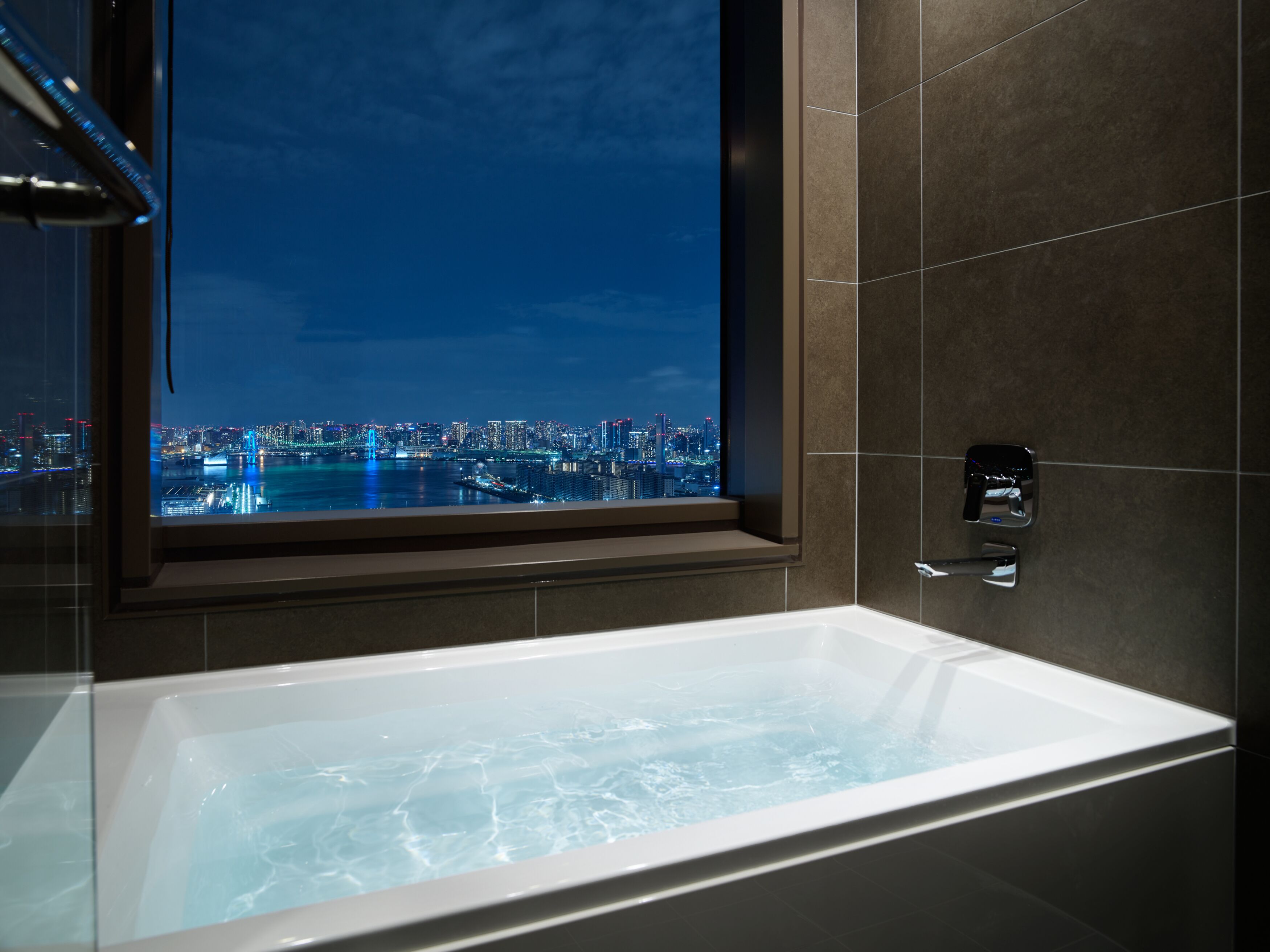 combined shower/bathtub, free toiletries, hair dryer, slippers