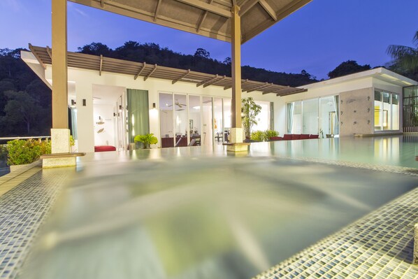 3 Bedrooms Condo | In-room safe, iron/ironing board, free WiFi, bed sheets - Kamala Condominium by A Prime Property (Kamala)