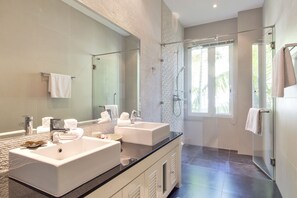 3 Bedrooms Condo | Badezimmer | Haartrockner, Handtücher, Seife, Shampoo