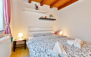 3 bedrooms, travel cot, free WiFi, bed sheets - Gorgeous home in Novi Marof with sauna (Novi Marof)