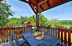 Outdoor dining - Gorgeous home in Novi Marof with sauna (Novi Marof)