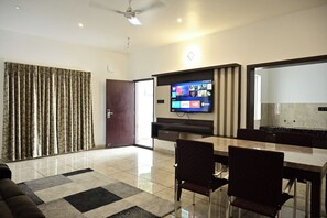 Espacio para trabajar con laptop, cortinas blackout y wifi gratis