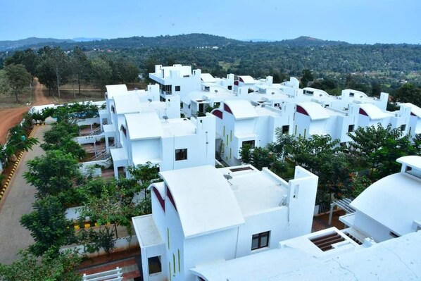 Espacio para trabajar con laptop, cortinas blackout y wifi gratis