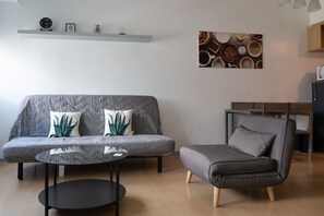 豪華開放式客房 | 起居區 | 40-吋智慧型電視、衛星頻道、電視