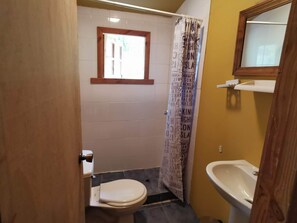 Dusj, hårføner og håndklær