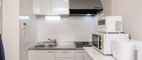 Refrigerador, microondas, placa de cocina, utensilios de cocina