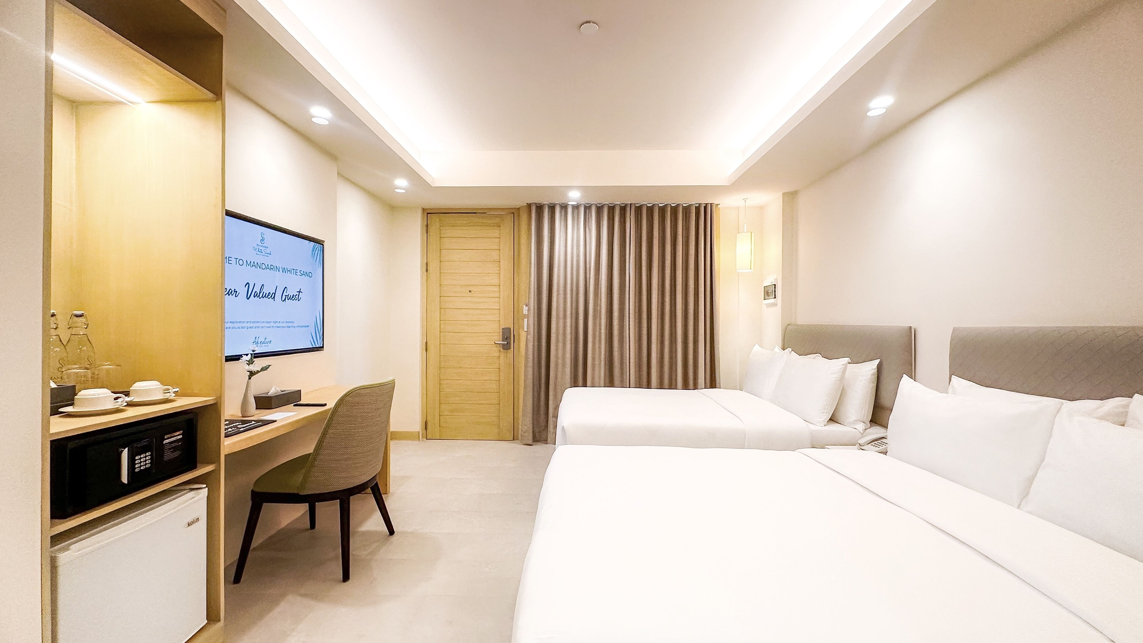 Premier Quadruple Room | Peti besi dalam bilik, meja, seterika/papan seterika, Wi-fi percuma 