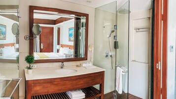 Sun Suite Room | Baño | Regadera, amenidades de baño gratuitas, secadora de cabello, batas