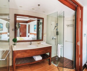 Sun Suite Room | Bathroom | Shower, free toiletries, hair dryer, bathrobes - Mandarin White Sand Boracay (Boracay Island)