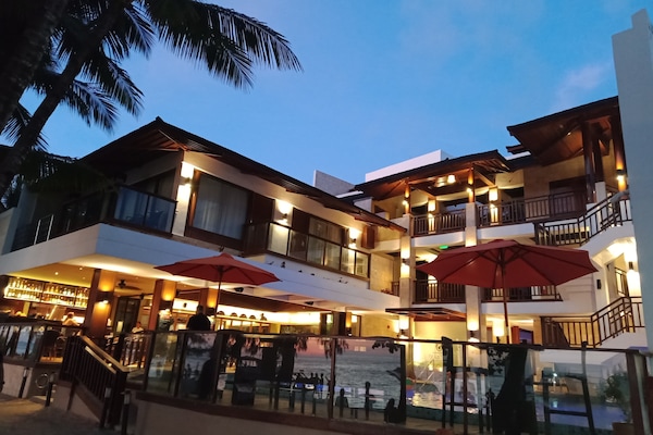 Fachada de la propiedad por la tarde o noche