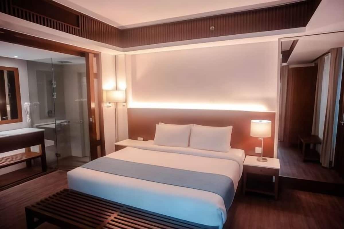 1 bedroom, in-room safe, desk, iron/ironing board