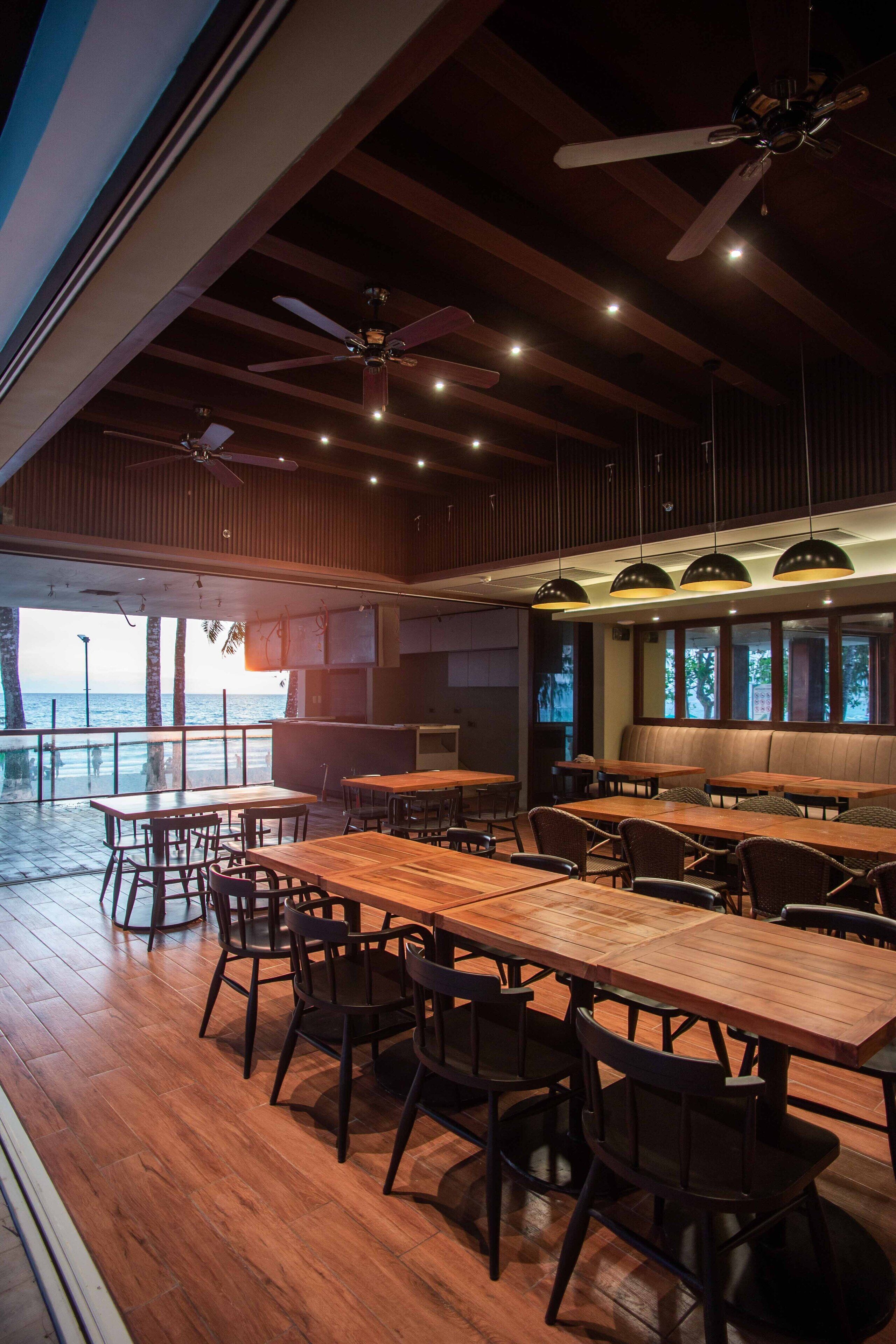 供应早餐、午餐和晚餐，本地与国际菜