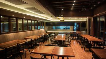 Se sirven desayunos, almuerzos y cenas; cocina local e internacional