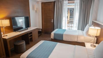 1 habitación, caja de seguridad en la habitación y escritorio