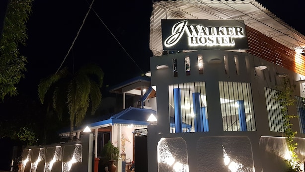 Fachada de la propiedad por la tarde o noche