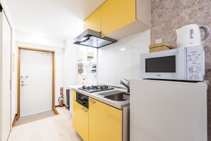 冷蔵庫、電子レンジ、調理器具と食器