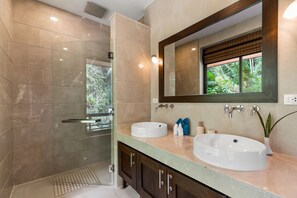 Badewanne, Haartrockner, Handtücher, Seife