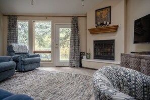 Smart TV, caminetto, lettore DVD, libri