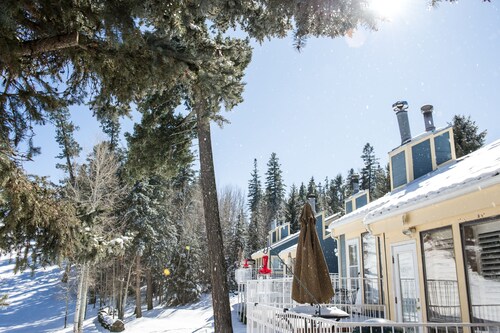 Uskomaton sijainti golfkentällä! Kaunis kaupunkitalo, täydellinen ympäri vuoden!