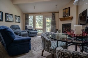 Smart TV, caminetto, lettore DVD, libri