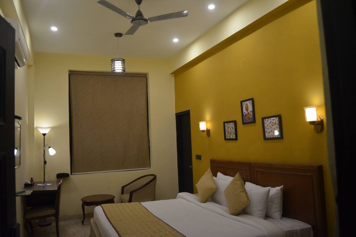 Deluxe Room | In-room safe, desk, iron/ironing board (on request), WiFi (free)
