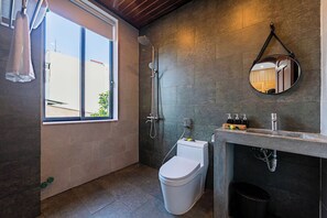 Shower, rainfall showerhead, free toiletries, hair dryer - The 1993 Homestay (Da Nang)