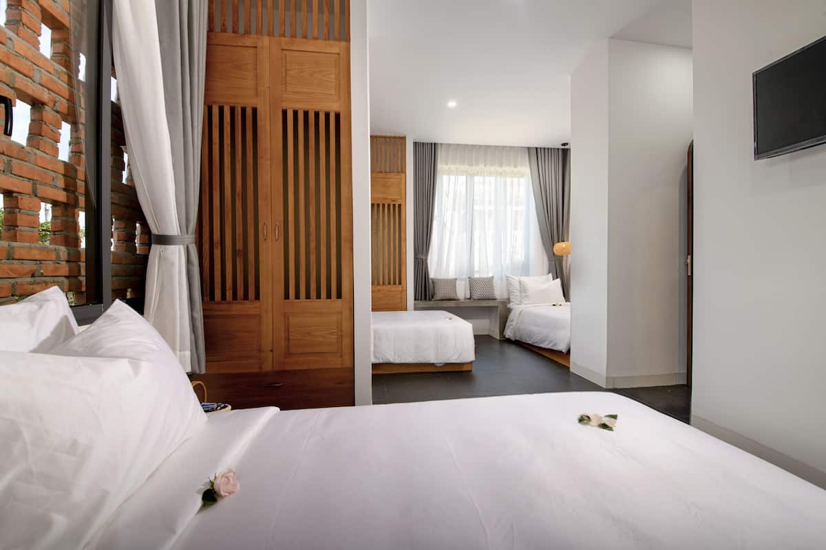 Deluxe Triple Room (with Windows) | Minibar, desk, blackout curtains, soundproofing