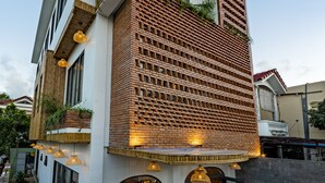 Una casa moderna de dos pisos con piscina, ventanas amplias y fachada de ladrillo.