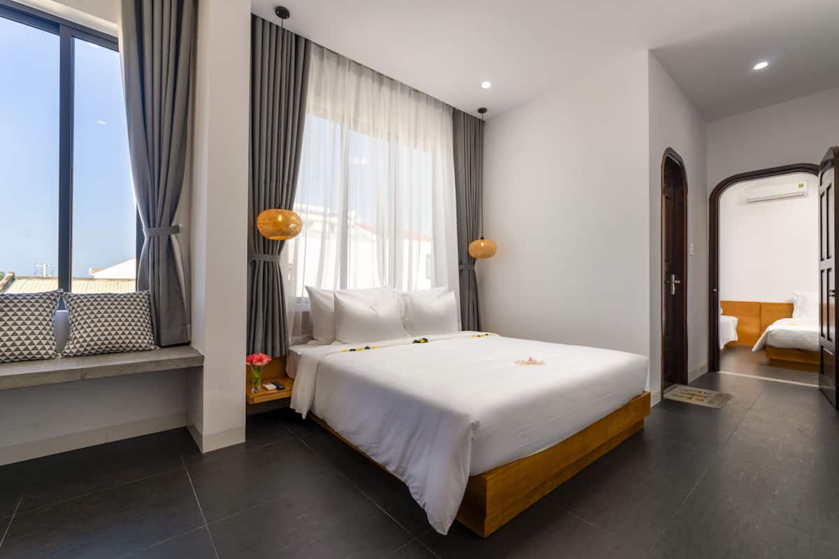 Family Room | Minibar, desk, blackout curtains, soundproofing
