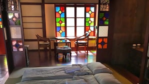 Una habitación con una cama, una silla y una mesa.