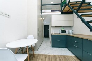Departamento (Duplex) | Cocina privada | Refrigerador, microondas, parrilla de estufa y tetera eléctrica 